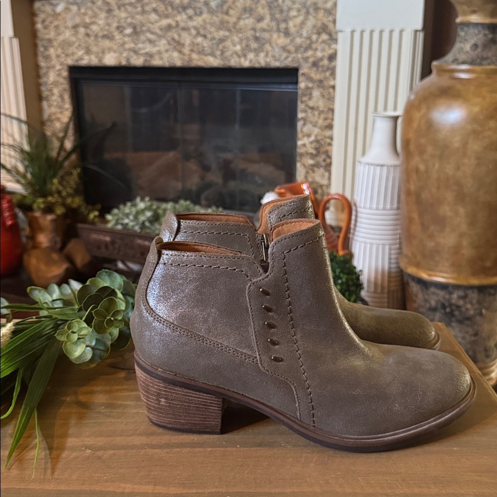 Clarks Neva Ankle Boots , Taupe Meta, US Women’s Size 8.5